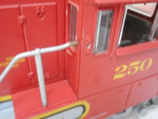 ARISTO - CRAFT ART - 22110 U25 - B Santa Fe Diesel Locomotive Lights,  Smoke G Scale 6