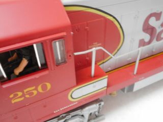 ARISTO - CRAFT ART - 22110 U25 - B Santa Fe Diesel Locomotive Lights,  Smoke G Scale 7