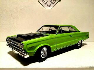 1/18 Scale 1967 Plymouth Gtx - Hemi 426 Coupe - Limelight Green Ext/black Int