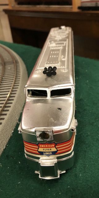 American Flyer Silver Streak Set With 5 Extruded Aluminum Passenger Cars.