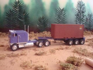 - Ray 1/32 Scale Semi - Truck Diecast Model