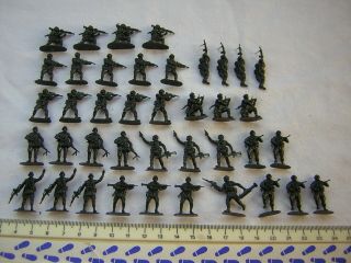 40 X Revell 2518 Modern German Armoured Infantry Scale 1:72