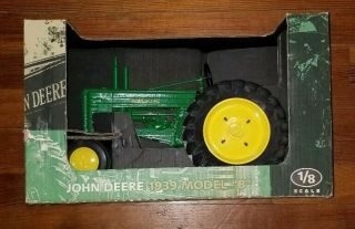 Boxed John Deere 1939 Model B 1/8 Scale Die - Cast Country Classics Tractor