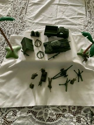 VINTAGE GROUPING OF MARX ARMY SOLDIERS AND EQUIPMENT 3