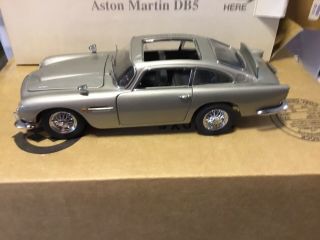 Danbury 1:24 Scale 1964 Aston Martin DB5 Saloon - James Bond,  007 Version 2