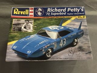 Revell 2360 1970 Plymouth Superbird Richard Petty Street Model Car