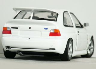 1:18 Ut Models " 1992 Ford Escort Rs Cosworth Turbo " (diamond White) Road Car Mkv