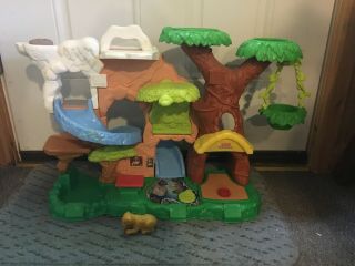 2011 Fisher - Price Little People Zoo Talkers Tree House With One Animal