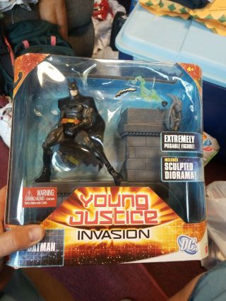Dc Universe Young Justice Invasion Batman W/ Sculped Diorama Bruce Wayne Mattel