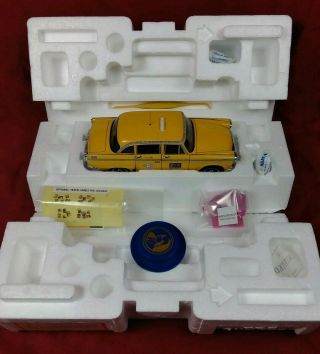 Franklin York City 1963 Checker Taxi Cab W/ Luggage 1/24 Scale Diecast