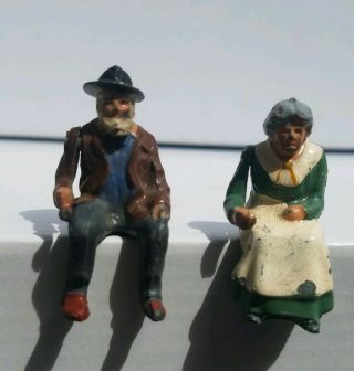 MAN & WOMAN SITTING ON BENCH BRITAINS TIMPO JOHILLCO CRESCENT 2