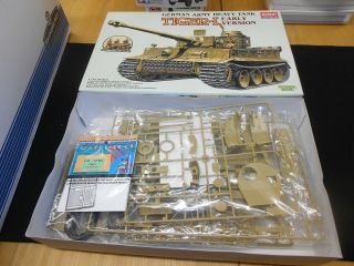 Academy 1386,  1/35 Tiger I Early Version Plastic Model Kit With Extra