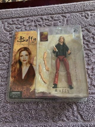 Buffy The Vampire Slayer: 2005 Series 1: " Graduation Day " Buffy
