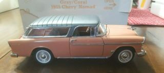 Danbury 1955 Chevrolet Nomad Wagon Coral/gray 1:24 Die - Cast Car