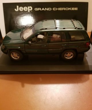Autoart Jeep Grand Cherokee Diecast Car 1:18 Scale