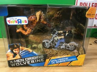 Hasbro Wolverine Vs Sabertooth Toys R Us Exclusive 3.  75 Inch Deluxe Battle Pack