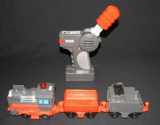 Geotrax Town Remote Train Engine With 2 Cars Fisher Price 2005