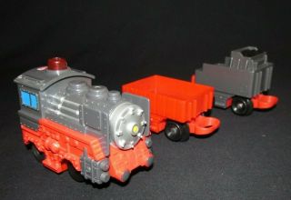 GeoTrax Town Remote Train Engine with 2 Cars Fisher Price 2005 4