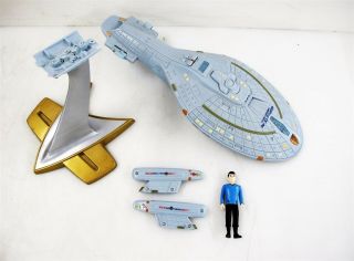Star Trek 16 " Uss Voyager Ncc - 74656 Electronic Toy Model W/ Spock Min Figurine