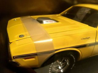 1/18 scale 1970 Dodge Challenger R/T HEMI - 426 Coupe - banana yellow ext/black int 2