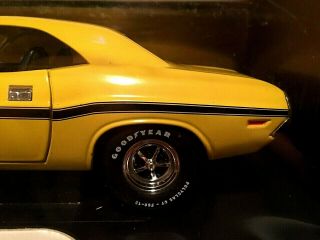 1/18 scale 1970 Dodge Challenger R/T HEMI - 426 Coupe - banana yellow ext/black int 3