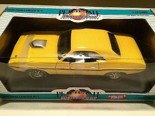 1/18 scale 1970 Dodge Challenger R/T HEMI - 426 Coupe - banana yellow ext/black int 4