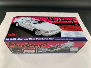 Gmp 1:18 1993 Ford Mustang Lx Convertible - Ford Feature Edition - White (18824)