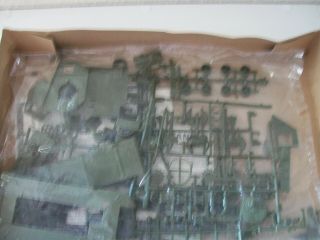 1/32 scale World War II Airfix Lee Tank Model Kit 2