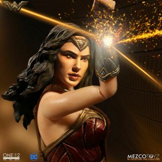 Mezco ONE:12 Collective DC Comics WONDER WOMAN 1/12th Scale Figure 2