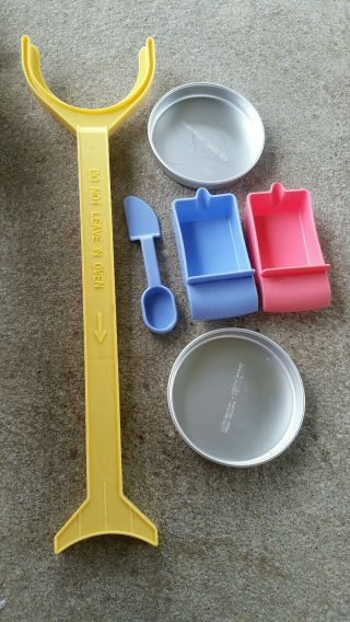 Easy Bake Oven Replacement Parts 2 Round Cake Pans Pusher 2 Mixing Trays Spoon