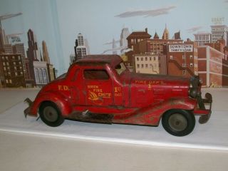 Vintage 1930 Louis Marx & Co.  Wind Up Siren 1st Batt.  Fire Chief Car