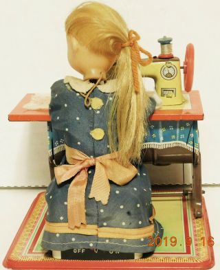 T - Nomura Tin Battery Op Dolly Dressmaker In Good Loose ca 50 ' s 5