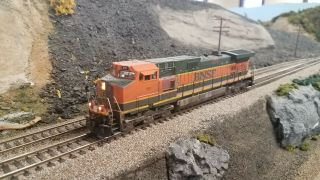 Ho Athearn Rtr - Bnsf Ge Dash 9 - 44cw - Weathered With Dcc And Led 