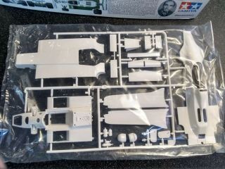Willams Fw - 07 Model Kit 1/20 Scale Model.  Complete All Parts In The Bags.
