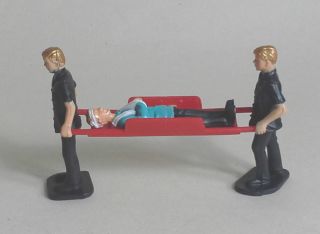 Stretcher Bearers & Patient For Scalextric Airfix Ninco Scx Fly & More 1.  32