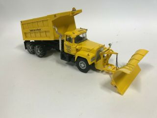Triangle INC 19 - 2429 First Gear 1:34 MACK R - Model dump truck w/ plow and chains 3