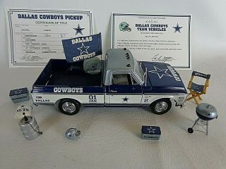 The Danbury Dallas Cowboys 1972 Chevrolet Cheyenne Tailgate Truck W/extras