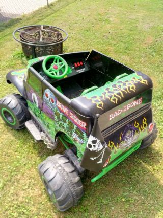 Monster Jam Grave Digger 24v Battery Powered Ride - On