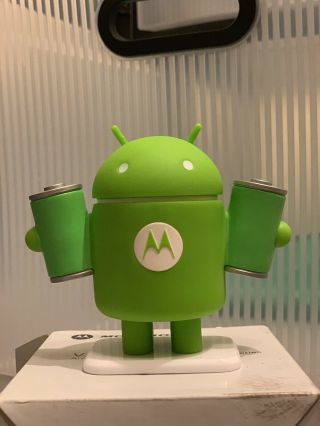 Google Android Robot Motorola Holding Batteries 9cm / 3.  5”