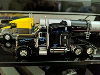 1/64 Dcp Black And Blue Peterbilt 379 With With A 72  Sleeper