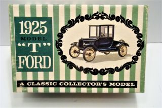 Vintage Amt 1925 Ford Model T Plastic Model Kit 1/25 - Classic Collector 