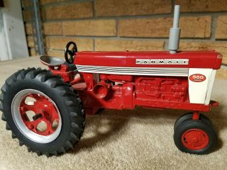 Vintage Ertl Farmall 560 W/ Metal Rims Front And Back.  1/16 Scale Tractor Rare