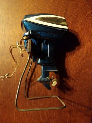 VINTAGE 1960 ' S EVINRUDE LARK 40 HP BATTERY OPERATED K&O TOY OUTBOARD MOTOR. 2