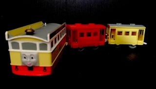 Thomas The Train Trackmaster Motorized 2008 With Red Caboose And Yellow Caboose