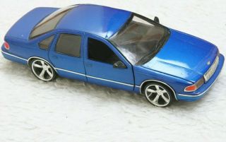 Chevrolet Chevy Caprice Blue Die Cast Toy Car 1/24 1996 9 " X 3.  5 " Open Doors