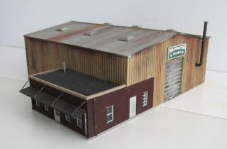 Ho Scale Building.  Walthers,  Washington Salvage.  Built Painted And Weathered