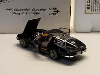 Danbury 1963 Chevrolet Corvette Sting Ray Coupe 1:24 diecast 5