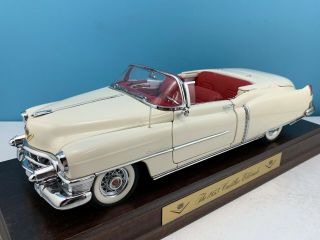 1:16 Danbury 1953 Cadillac Eldorado Convertible In White W/ Wooden Base