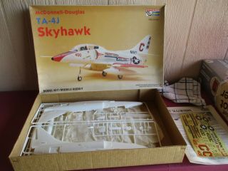 Minicraft 1163 1/32 Md Ta - 4j Skyhawk Plastic Military Airplane Model Kit