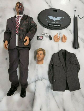 Hot Toys: Two Face / Harvey Dent - The Dark Knight Batman Dc 1/6 Figure